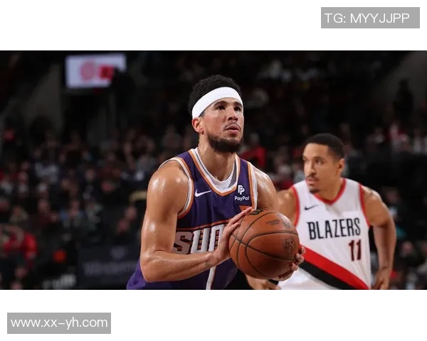 布克半场表现出色10投6中斩获15分并罚球全中助力球队稳定火力